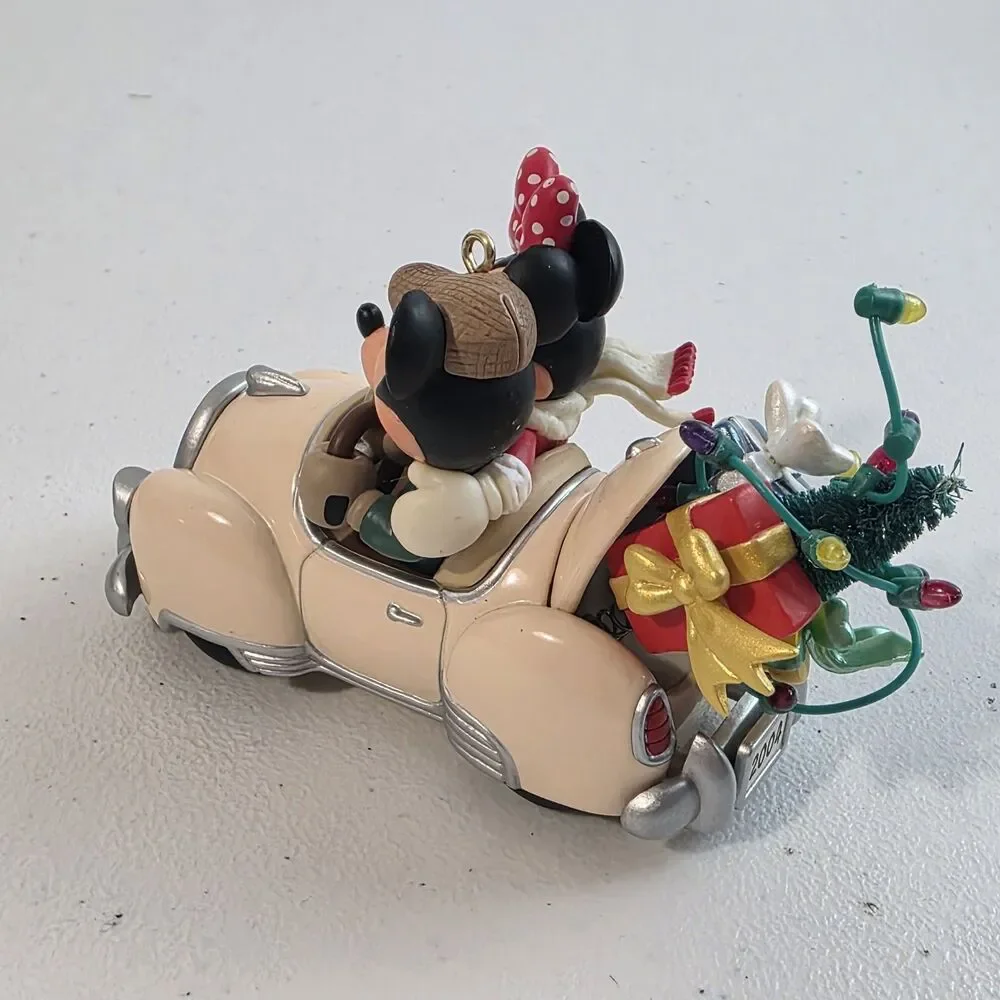 Hallmark Keepsake Ornament Disney's Mickey & Minnie World-Class Shoppers 2004
